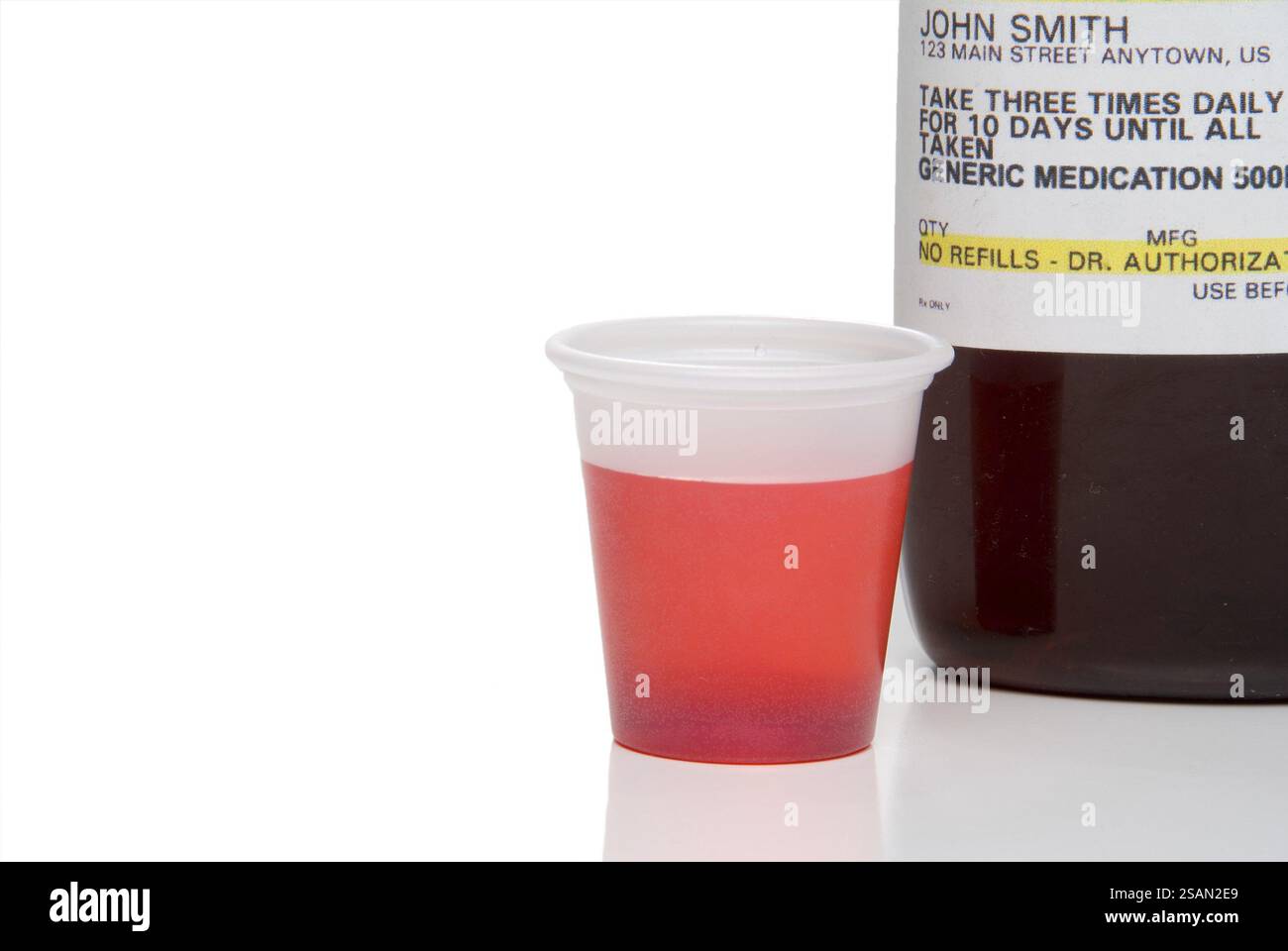 Prescrizione liquida farmaco per tosse in una tazza Foto Stock