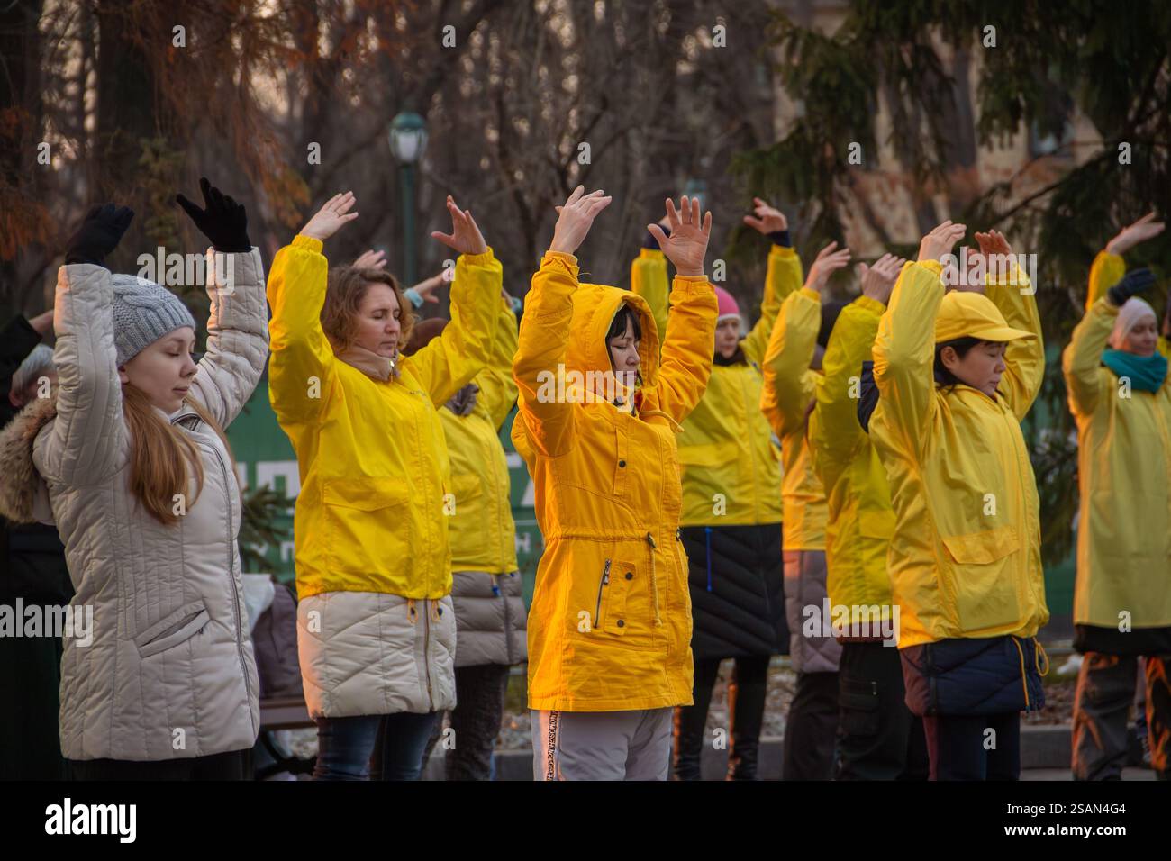 Ucraina, Charkiv - 9 marzo 2019 - i membri del Falun Gong praticano la meditazione nel centro della città. Cinesi e ucraini. Foto Stock