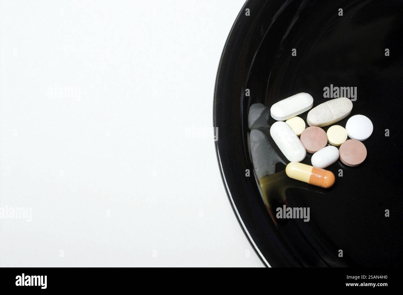 Una cena in ritardo piena di farmaci da prescrizione medica Foto Stock