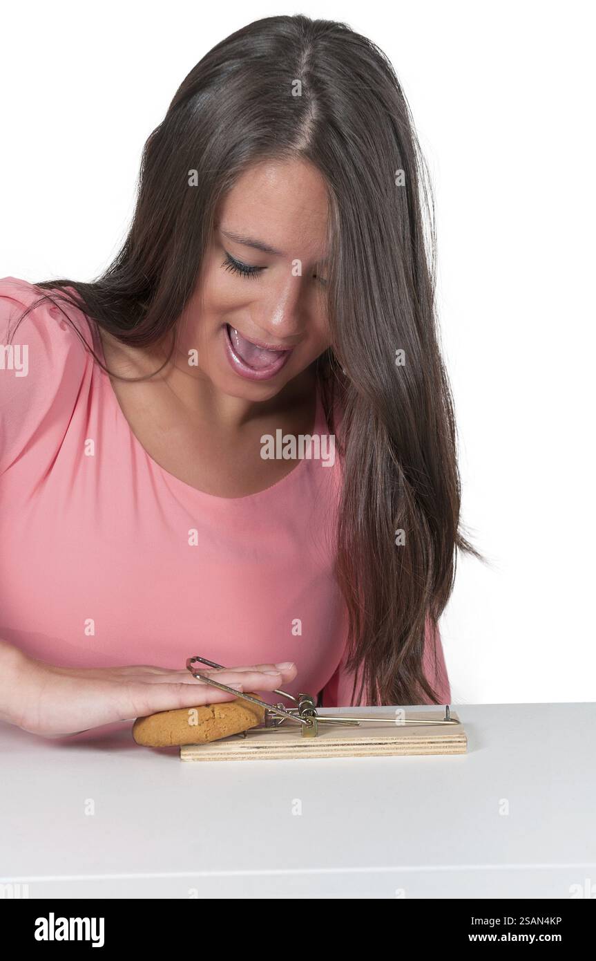 Bella donna usando il mouse trap piano di dieta Foto Stock