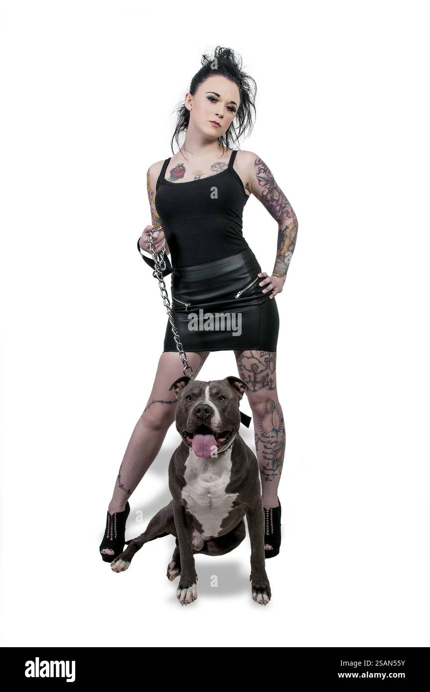 Bella giovane donna con il suo cane da pit Bull Foto Stock