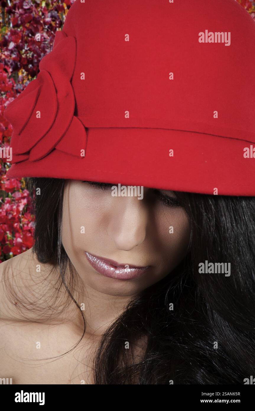 Giovane e bella donna che indossa una cloche hat Foto Stock