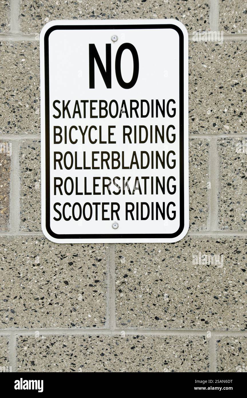 No lo skateboard Bicicletta con i rollerblade Rollerskating Scooter segno di equitazione Foto Stock