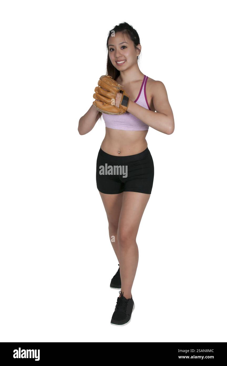 Bella donna lanciatore di baseball diventando pronto a lanciare una palla in un gioco Foto Stock Bella donna lanciatore di baseball diventando pronto a lanciare una palla in un gioco Foto Stock