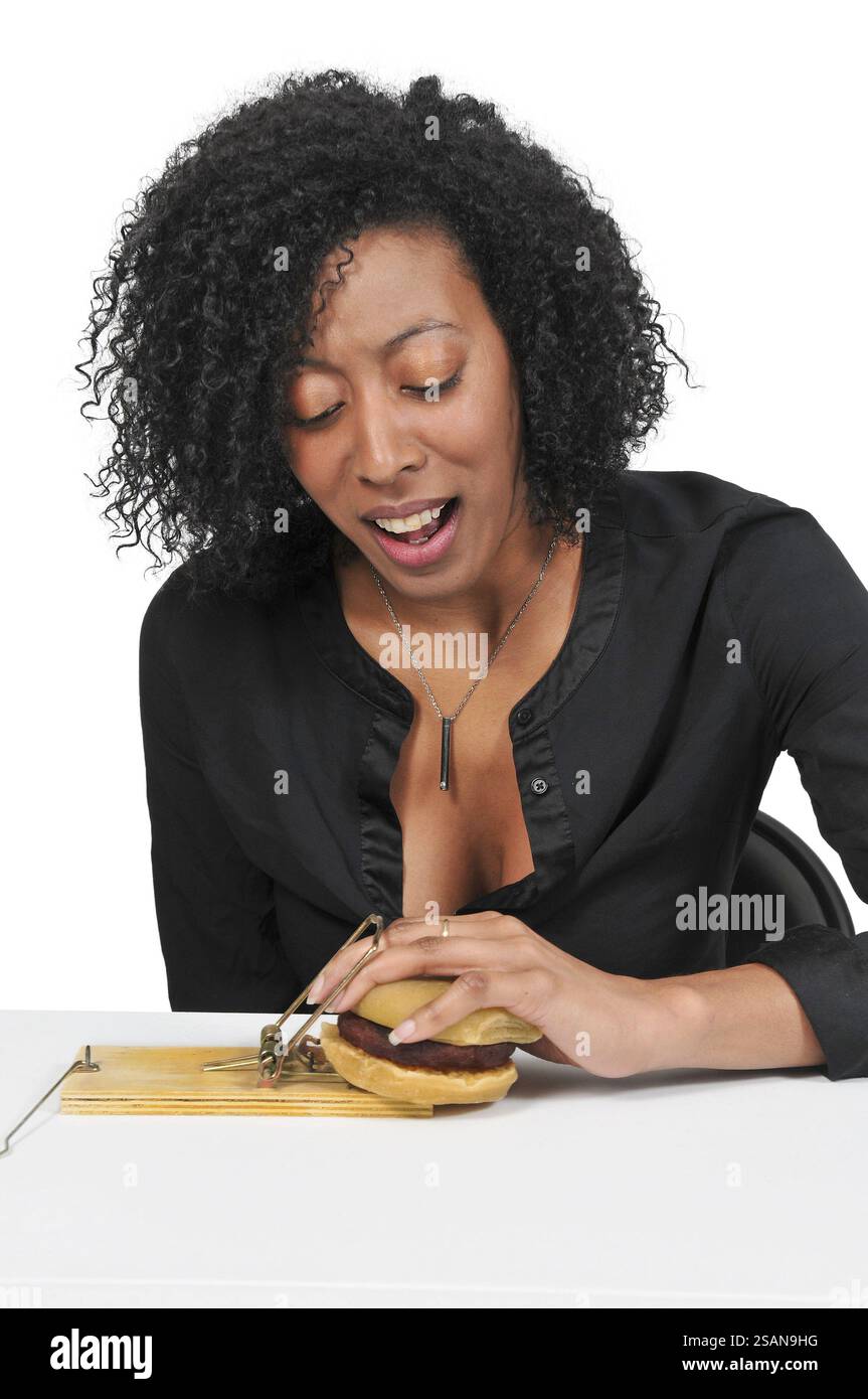 Bella donna usando il mouse trap piano di dieta Foto Stock