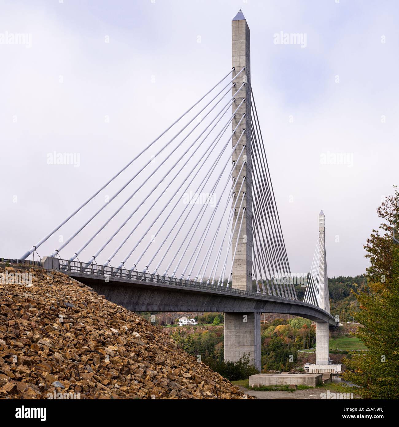 Ponte Penobscot all'inizio dell'autunno, ad alta risoluzione: Le torri gemelle di questo iconico ponte moderno si innalzano sopra il paesaggio boscoso in questa immagine ad alta risoluzione. Foto Stock