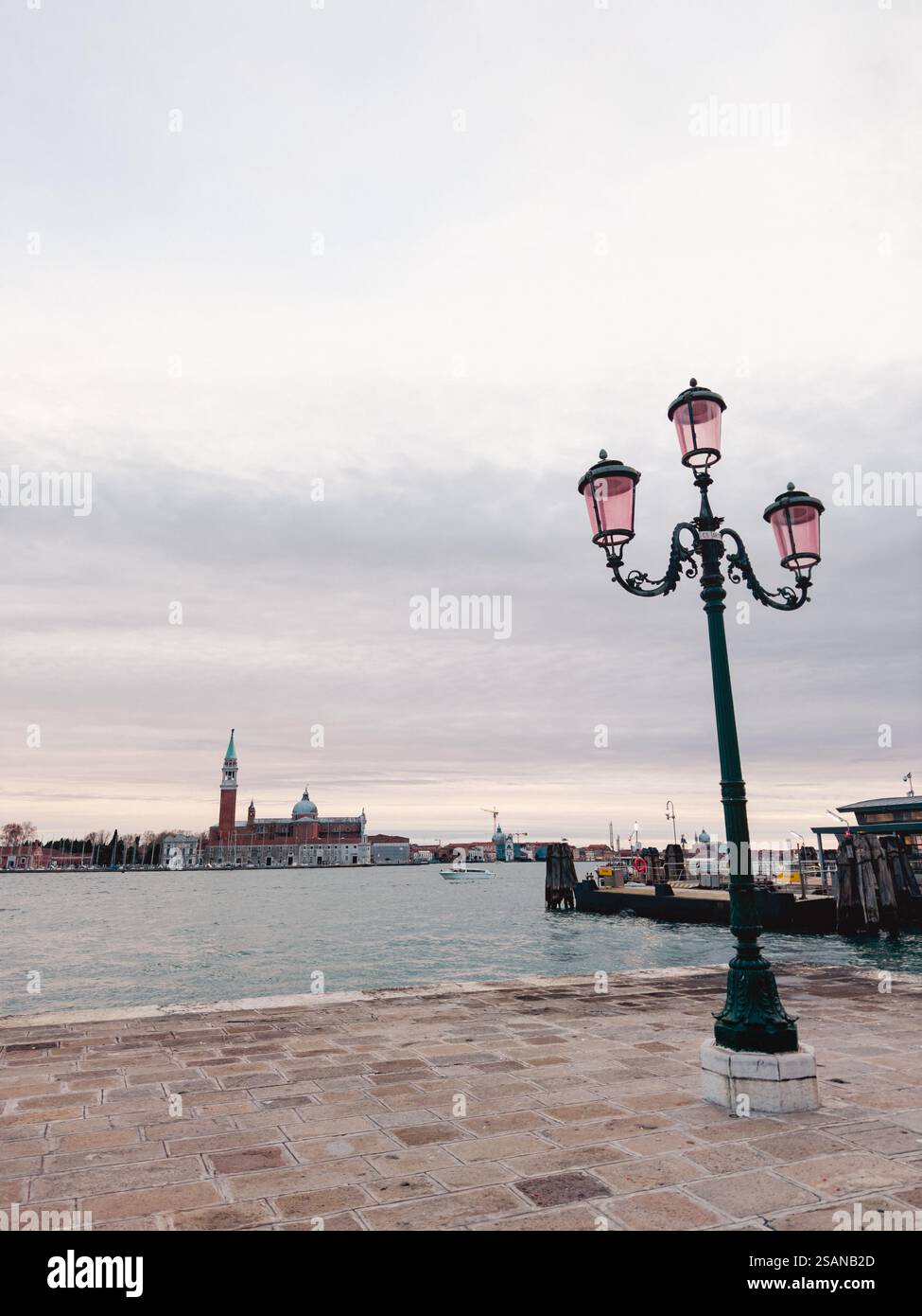 Paesaggio urbano di Venezia in un pomeriggio invernale coperto con lampione in primo piano - Immagine stock catturata con smartphone