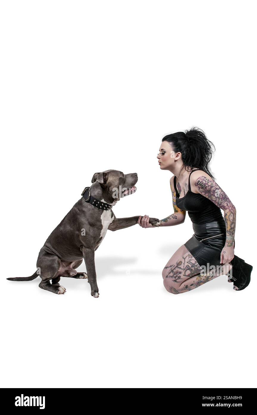 Bella giovane donna con il suo cane da pit Bull Foto Stock