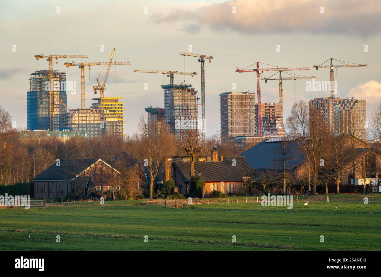 Costruzione di nuovi e moderni edifici e uffici ad Amsterdam Zuidoost, Paesi Bassi, visti dalla campagna Foto Stock