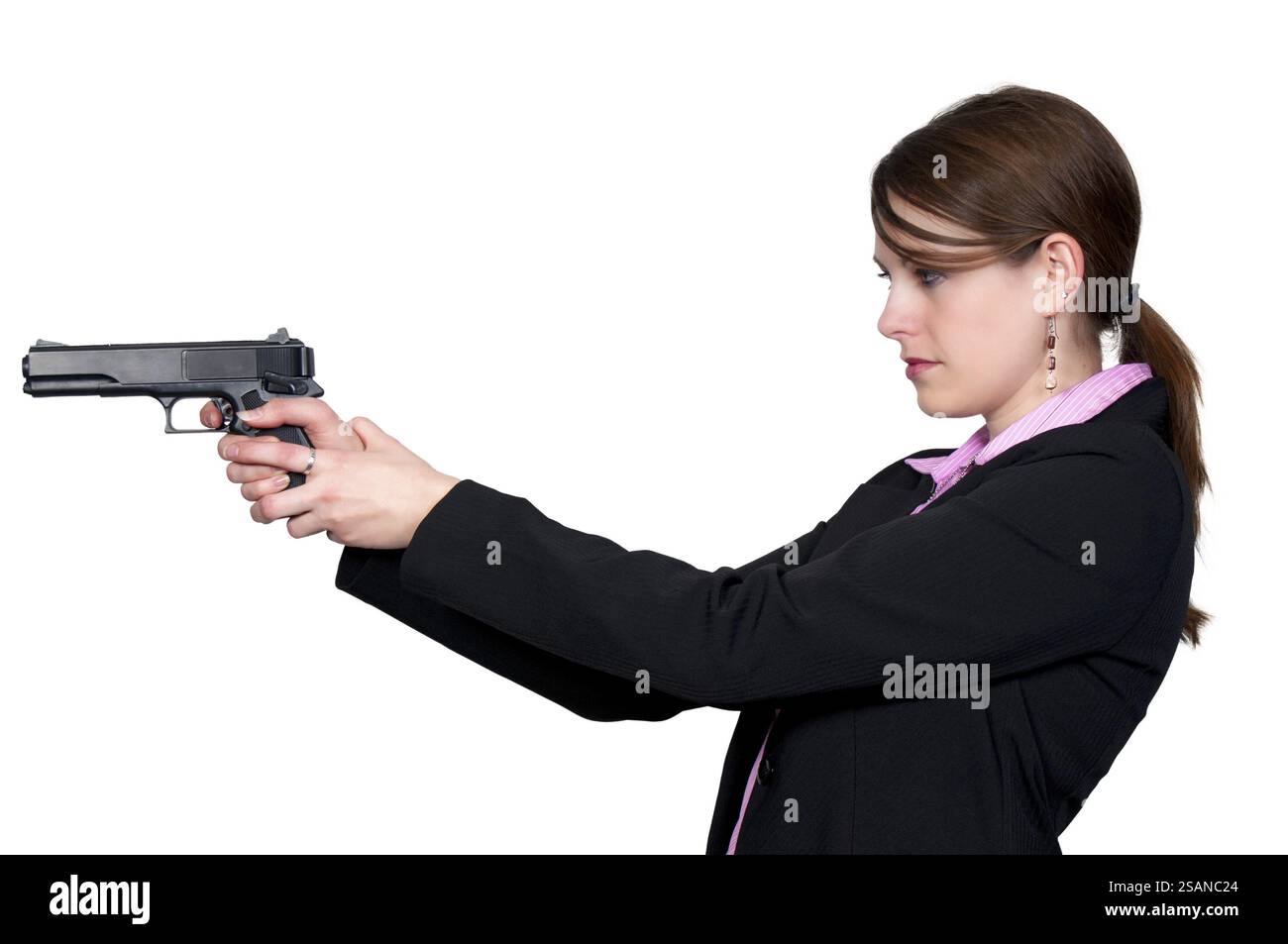 Una bella ispettore di polizia donna sul lavoro con una pistola Foto Stock