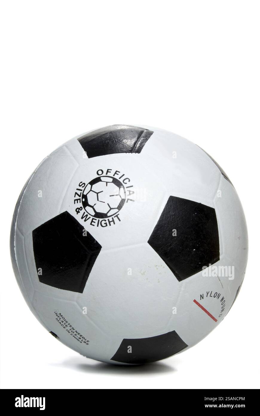 Un pallone da calcio pronto per l'azione sportiva Foto Stock