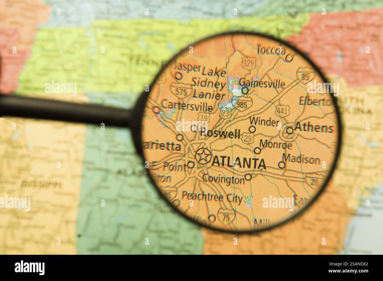 Una mappa di Atlanta, Georgia, vista attraverso una lente d'ingrandimento Foto Stock