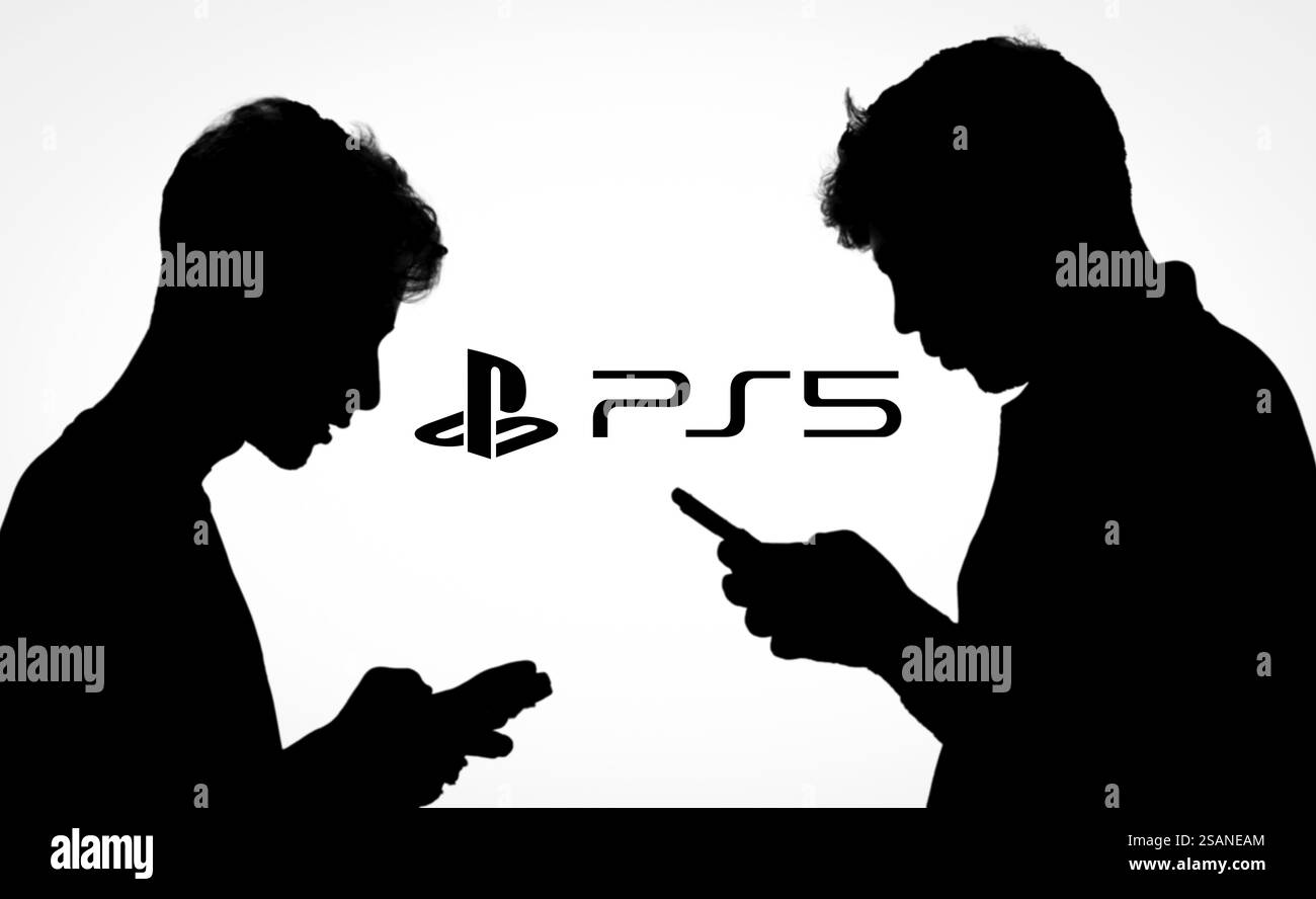 Persona che ha un cellulare con il logo della piattaforma di videogiochi PlayStation Network (PSN) davanti a cihp Foto Stock