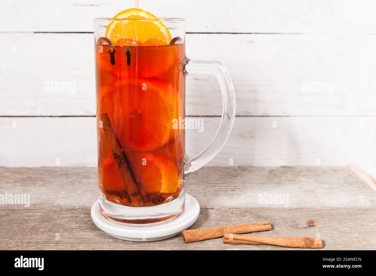 Tè caldo invernale con chiodi di garofano, cannella, zenzero, arance e succo di lampone. Foto Stock