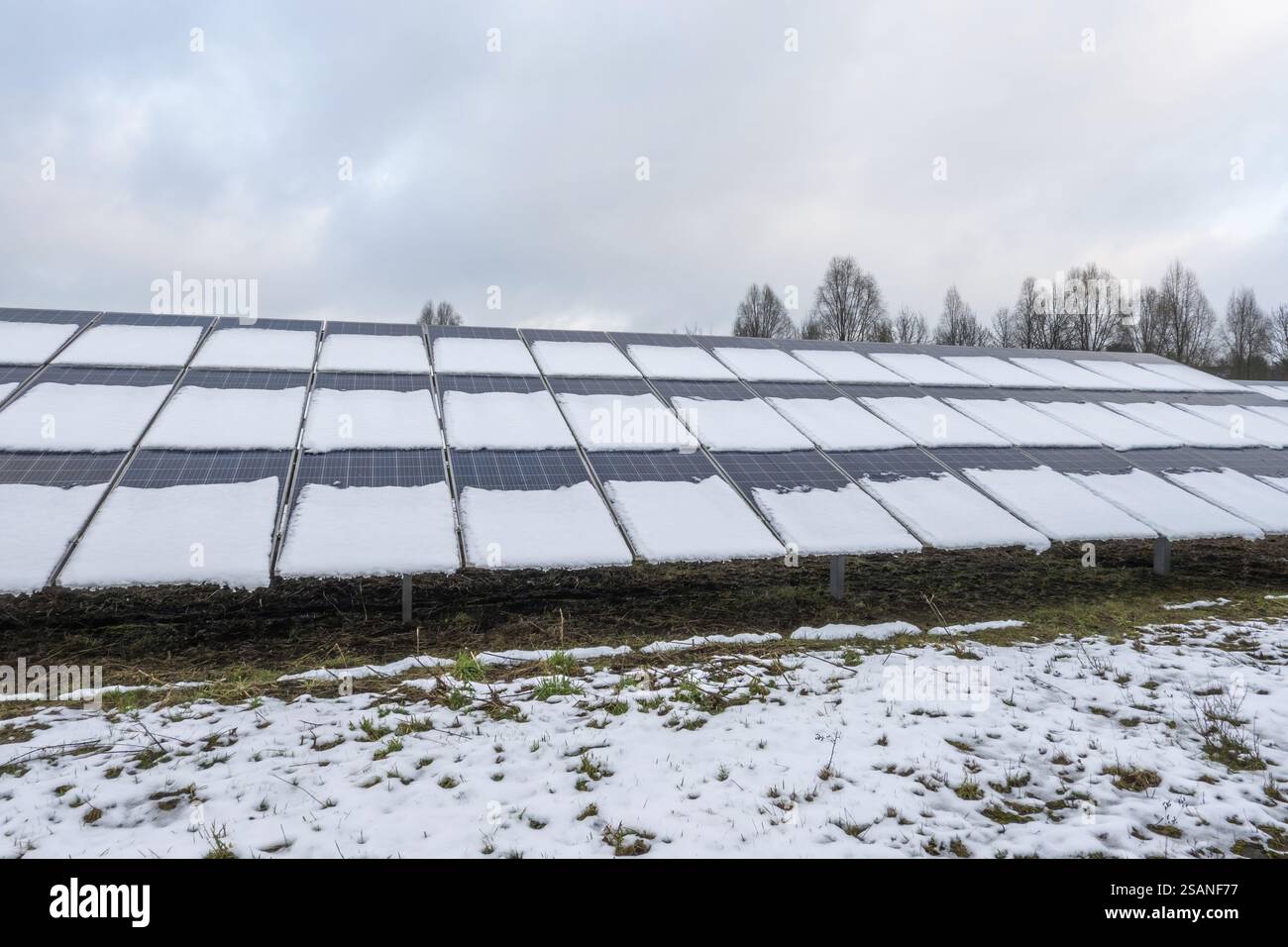 Pannelli solari ricoperti di neve in inverno, riducendo la produzione di energia Foto Stock