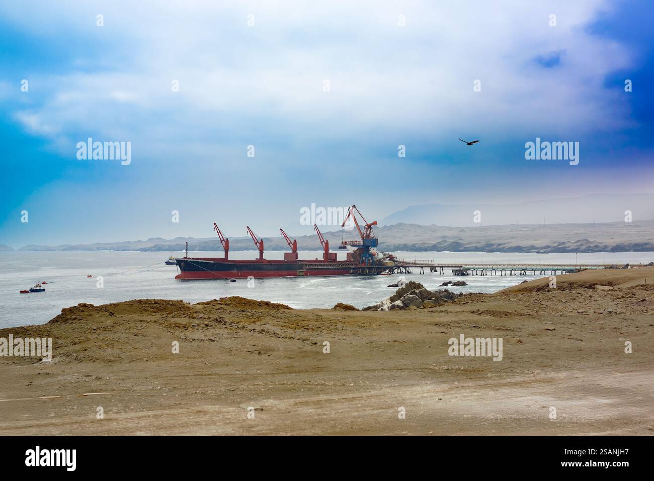 Una nave da carico caricata con concentrato di rame in un porto sulla costa del deserto di Atacama in Cile. Foto Stock