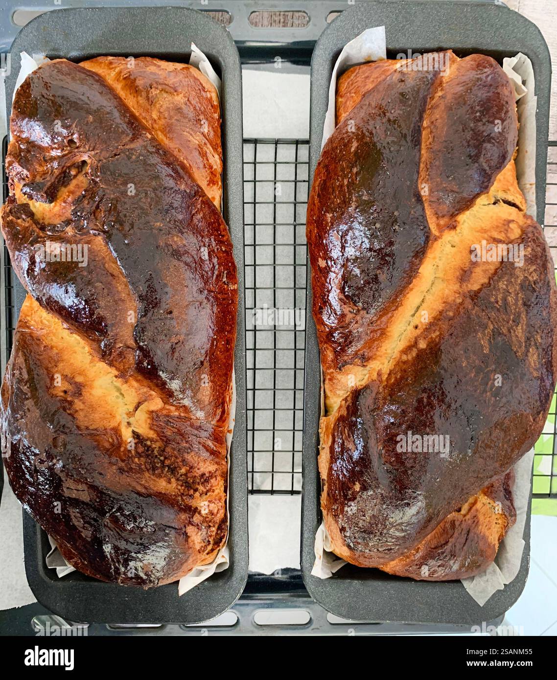 Pane dolce pasquale, cozonac o tsoureki in tavola. Dolce tradizionale natalizio. Concetto di vacanza di Pasqua. Direttamente sopra. Foto Stock