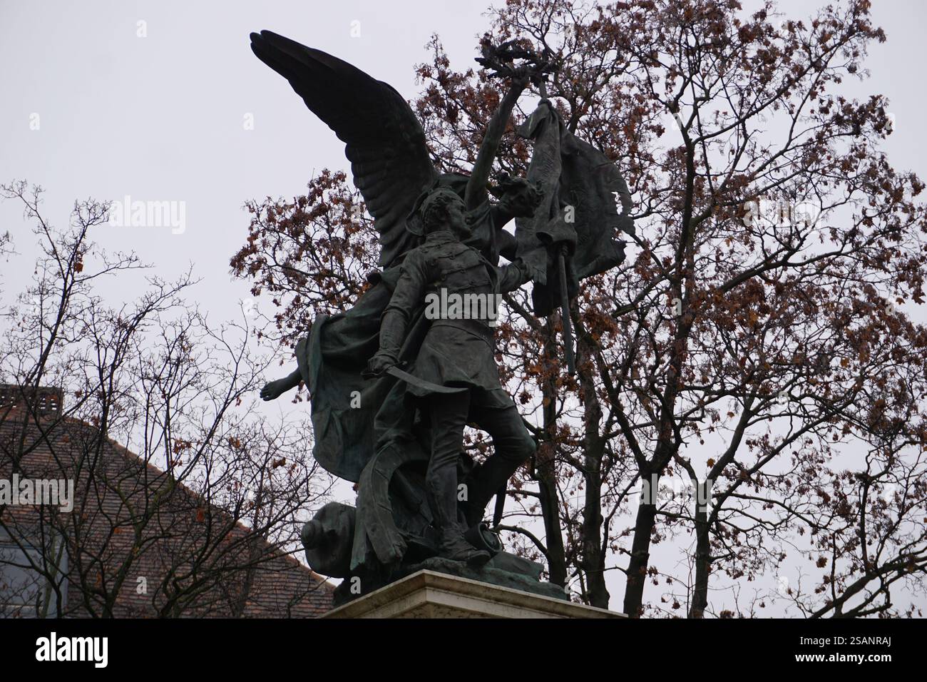 Primo piano del monumento della dichiarazione d'indipendenza ungherese del 1849 a Budapest, che celebra la storia dell'Ungheria Foto Stock