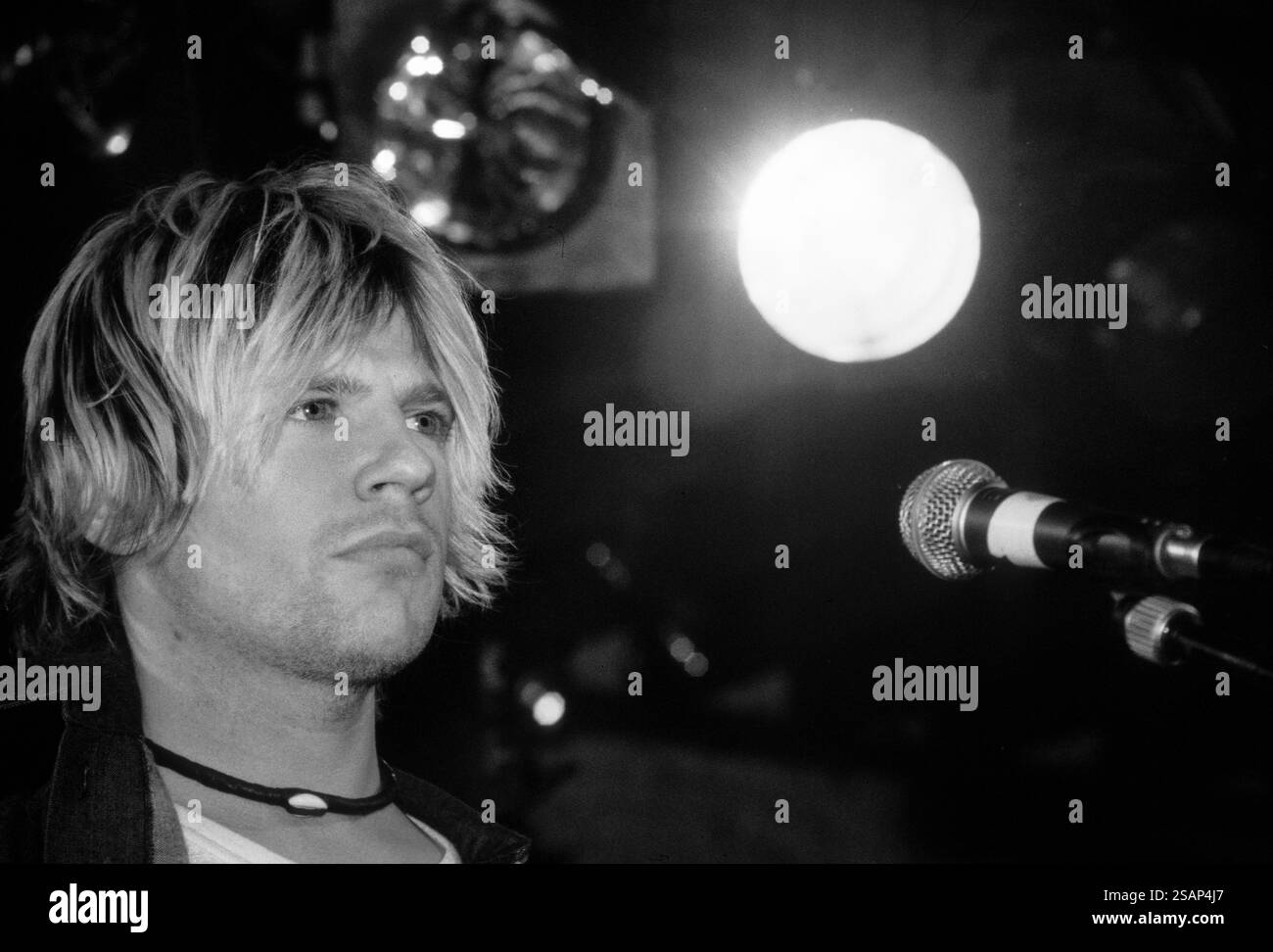 GAY DAD, CONCERTO, 1999: Cliff Jones cantante della band indie britannica Gay Dad nel loro primo tour britannico a Bristol Fleece e Firkin a Bristol, Inghilterra, il 9 febbraio 1999. Foto: Rob Watkins. INFO: Gay Dad è stato un gruppo rock britannico formatosi alla fine degli anni '1990, noto per il loro sound rock alternativo influenzato dal glam. Il loro album di debutto del 1999 Leisure Noise conteneva la hit "To Earth with Love". Nonostante la pubblicità iniziale, si sciolsero nel 2002. Foto Stock