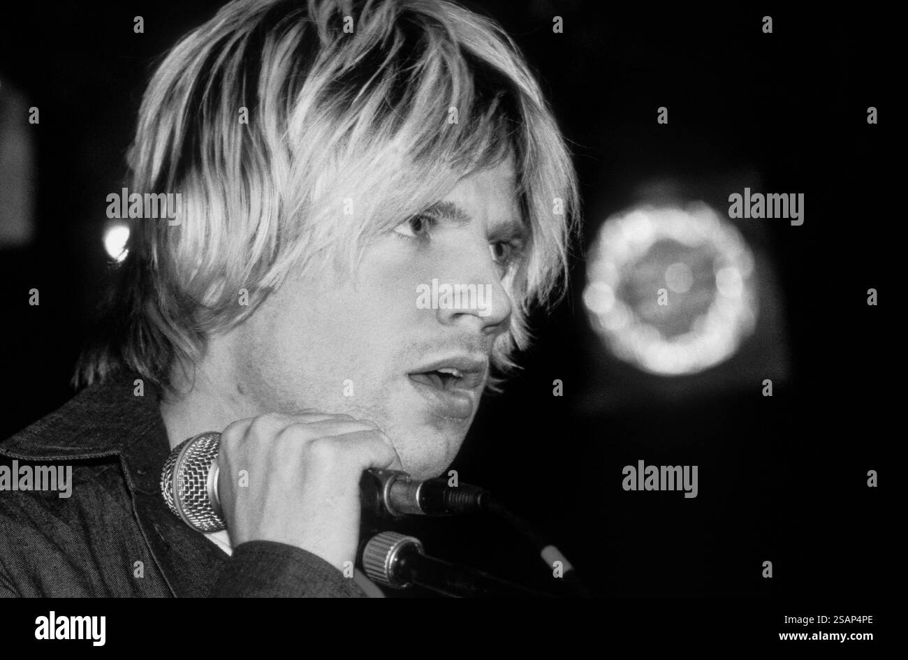 GAY DAD, CONCERTO, 1999: Cliff Jones cantante della band indie britannica Gay Dad nel loro primo tour britannico a Bristol Fleece e Firkin a Bristol, Inghilterra, il 9 febbraio 1999. Foto: Rob Watkins. INFO: Gay Dad è stato un gruppo rock britannico formatosi alla fine degli anni '1990, noto per il loro sound rock alternativo influenzato dal glam. Il loro album di debutto del 1999 Leisure Noise conteneva la hit "To Earth with Love". Nonostante la pubblicità iniziale, si sciolsero nel 2002. Foto Stock