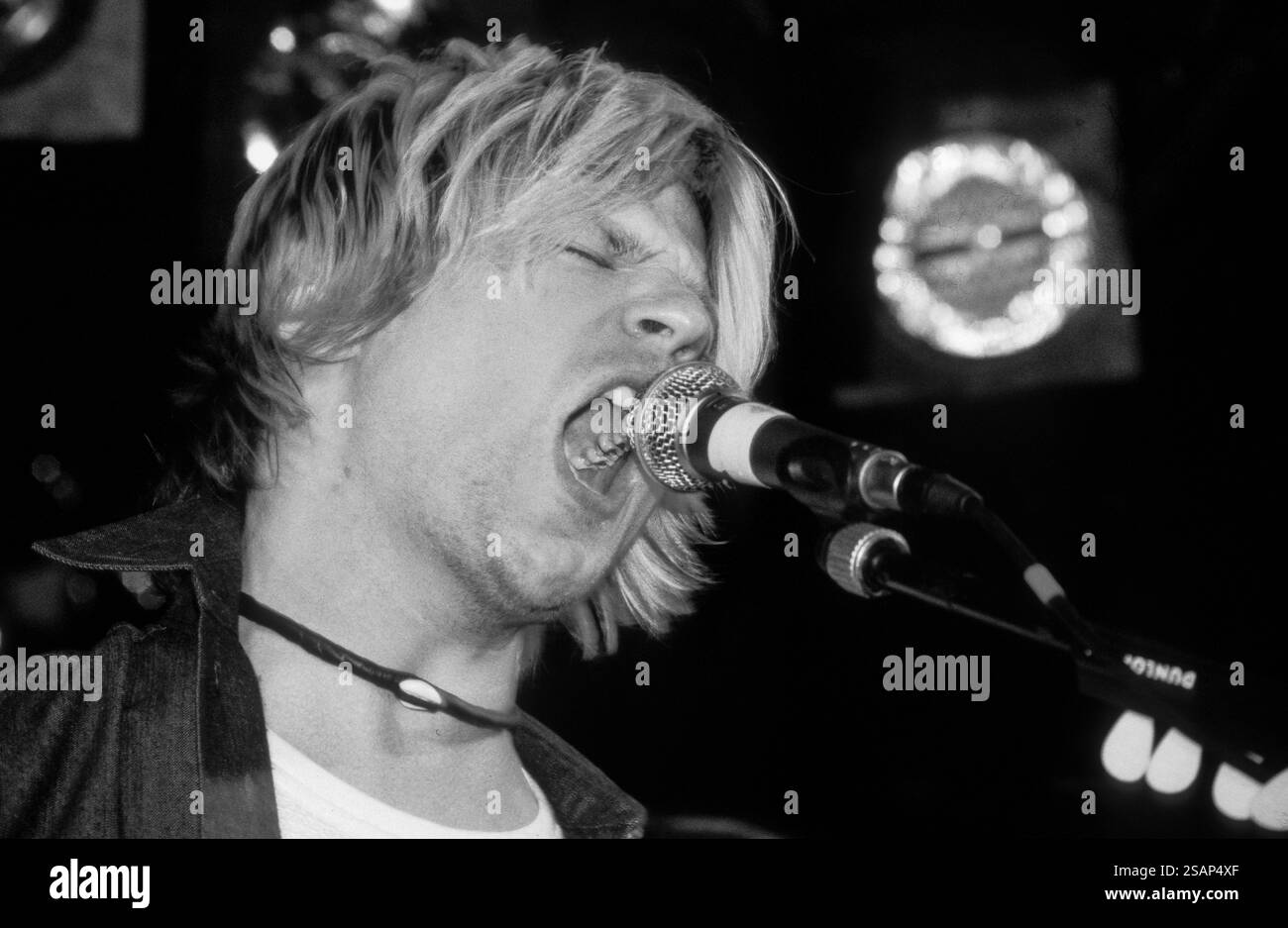 GAY DAD, CONCERTO, 1999: Cliff Jones cantante della band indie britannica Gay Dad nel loro primo tour britannico a Bristol Fleece e Firkin a Bristol, Inghilterra, il 9 febbraio 1999. Foto: Rob Watkins. INFO: Gay Dad è stato un gruppo rock britannico formatosi alla fine degli anni '1990, noto per il loro sound rock alternativo influenzato dal glam. Il loro album di debutto del 1999 Leisure Noise conteneva la hit "To Earth with Love". Nonostante la pubblicità iniziale, si sciolsero nel 2002. Foto Stock