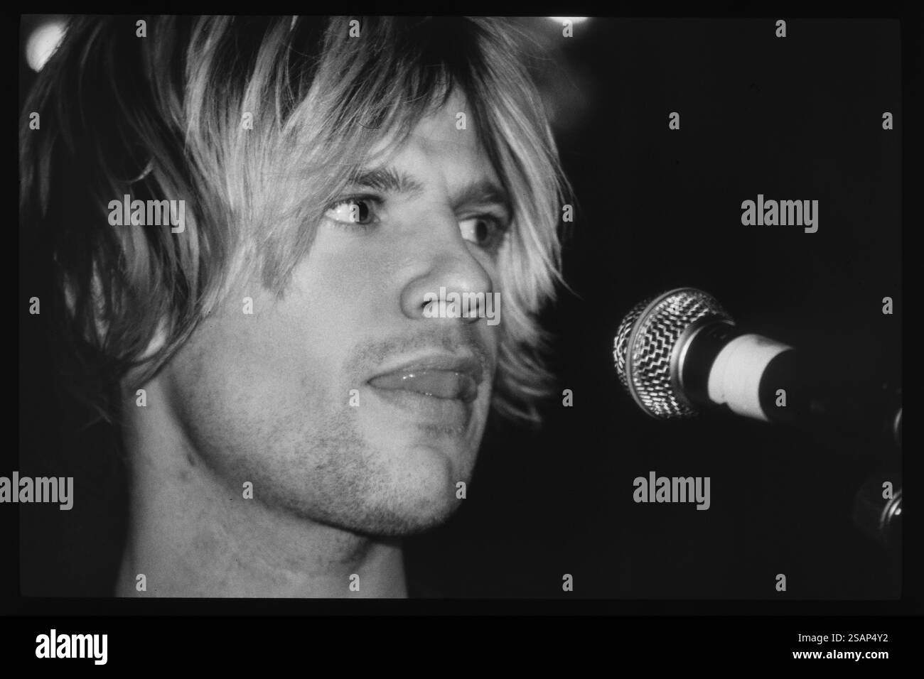 GAY DAD, CONCERTO, 1999: Cliff Jones cantante della band indie britannica Gay Dad nel loro primo tour britannico a Bristol Fleece e Firkin a Bristol, Inghilterra, il 9 febbraio 1999. Foto: Rob Watkins. INFO: Gay Dad è stato un gruppo rock britannico formatosi alla fine degli anni '1990, noto per il loro sound rock alternativo influenzato dal glam. Il loro album di debutto del 1999 Leisure Noise conteneva la hit "To Earth with Love". Nonostante la pubblicità iniziale, si sciolsero nel 2002. Foto Stock