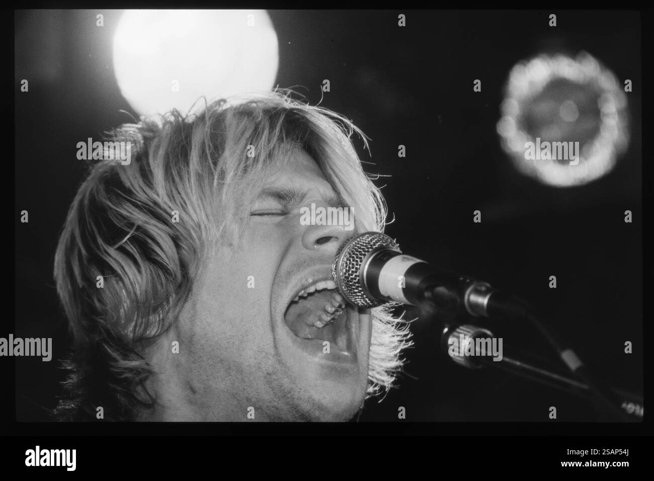 GAY DAD, CONCERTO, 1999: Cliff Jones cantante della band indie britannica Gay Dad nel loro primo tour britannico a Bristol Fleece e Firkin a Bristol, Inghilterra, il 9 febbraio 1999. Foto: Rob Watkins. INFO: Gay Dad è stato un gruppo rock britannico formatosi alla fine degli anni '1990, noto per il loro sound rock alternativo influenzato dal glam. Il loro album di debutto del 1999 Leisure Noise conteneva la hit "To Earth with Love". Nonostante la pubblicità iniziale, si sciolsero nel 2002. Foto Stock