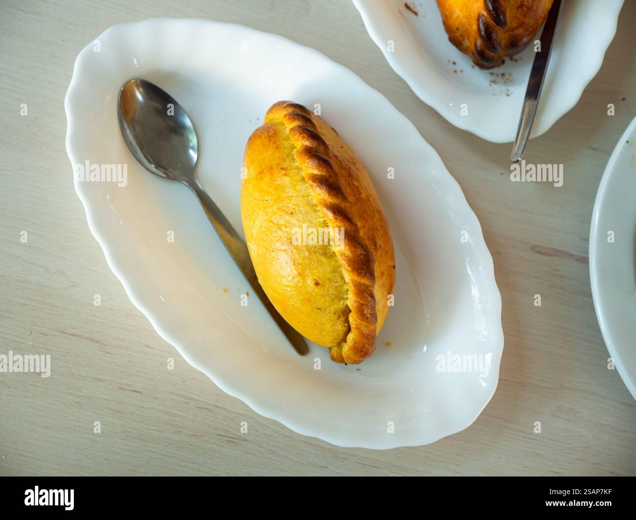 Vista della gustosa empanada con formaggio e jamon. Piatto tradizionale latino-americano Foto Stock