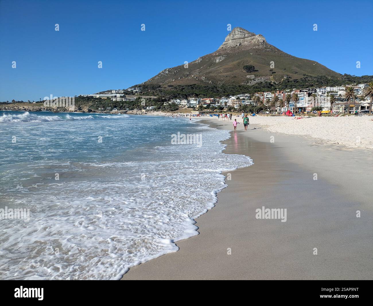 Spiaggia di sabbia di Camps Bay vicino a città del Capo Foto Stock