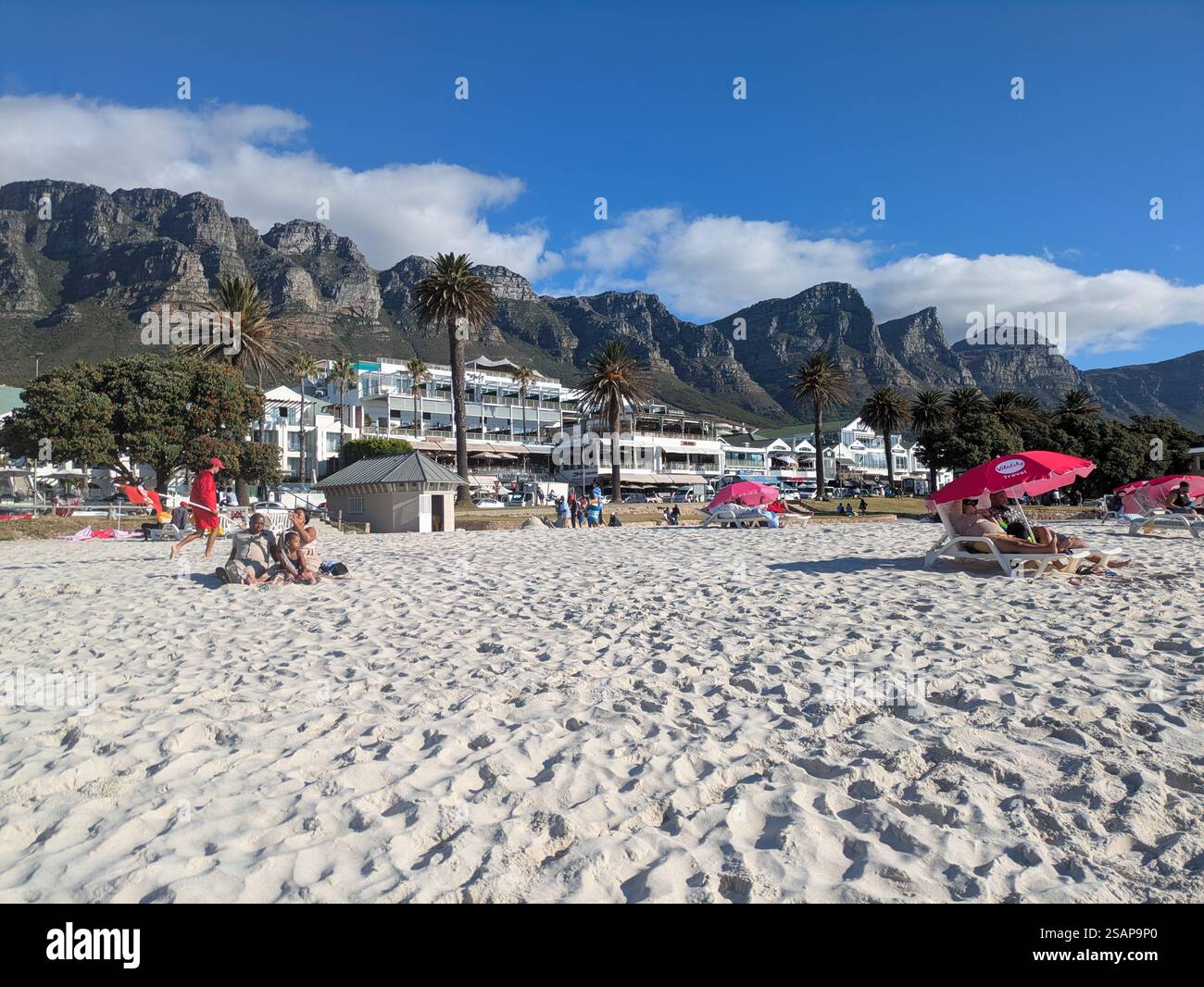 Spiaggia di sabbia di Camps Bay vicino a città del Capo Foto Stock