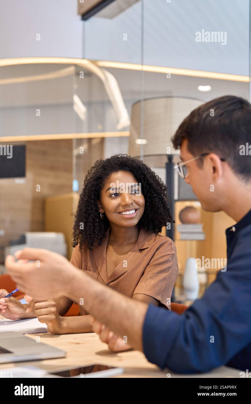 Dipendenti professionali diversi che hanno conversazione lavorando insieme in ufficio. Foto Stock
