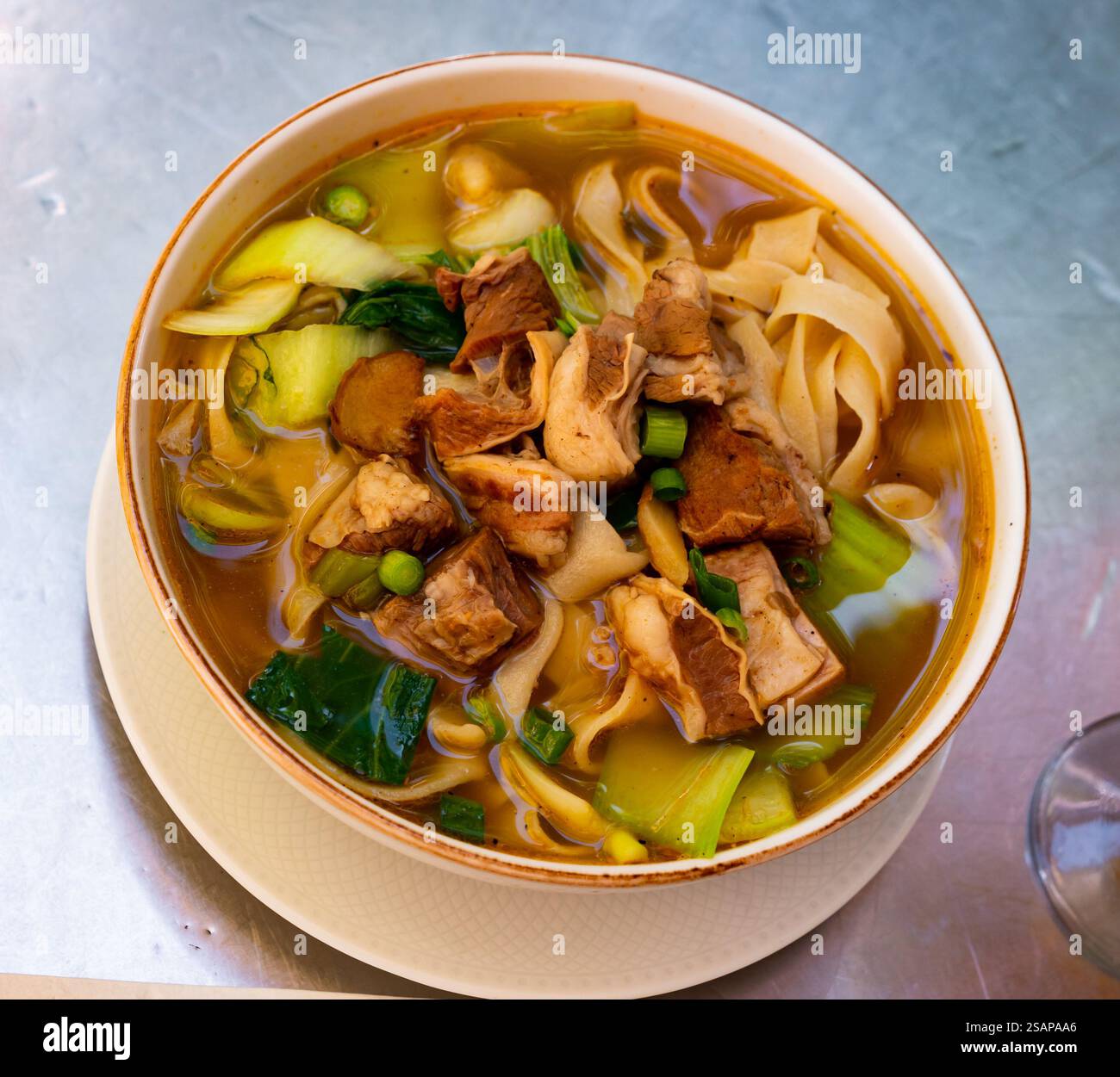 Zuppa di noodle di manzo al pomodoro brasata taiwanese Foto Stock