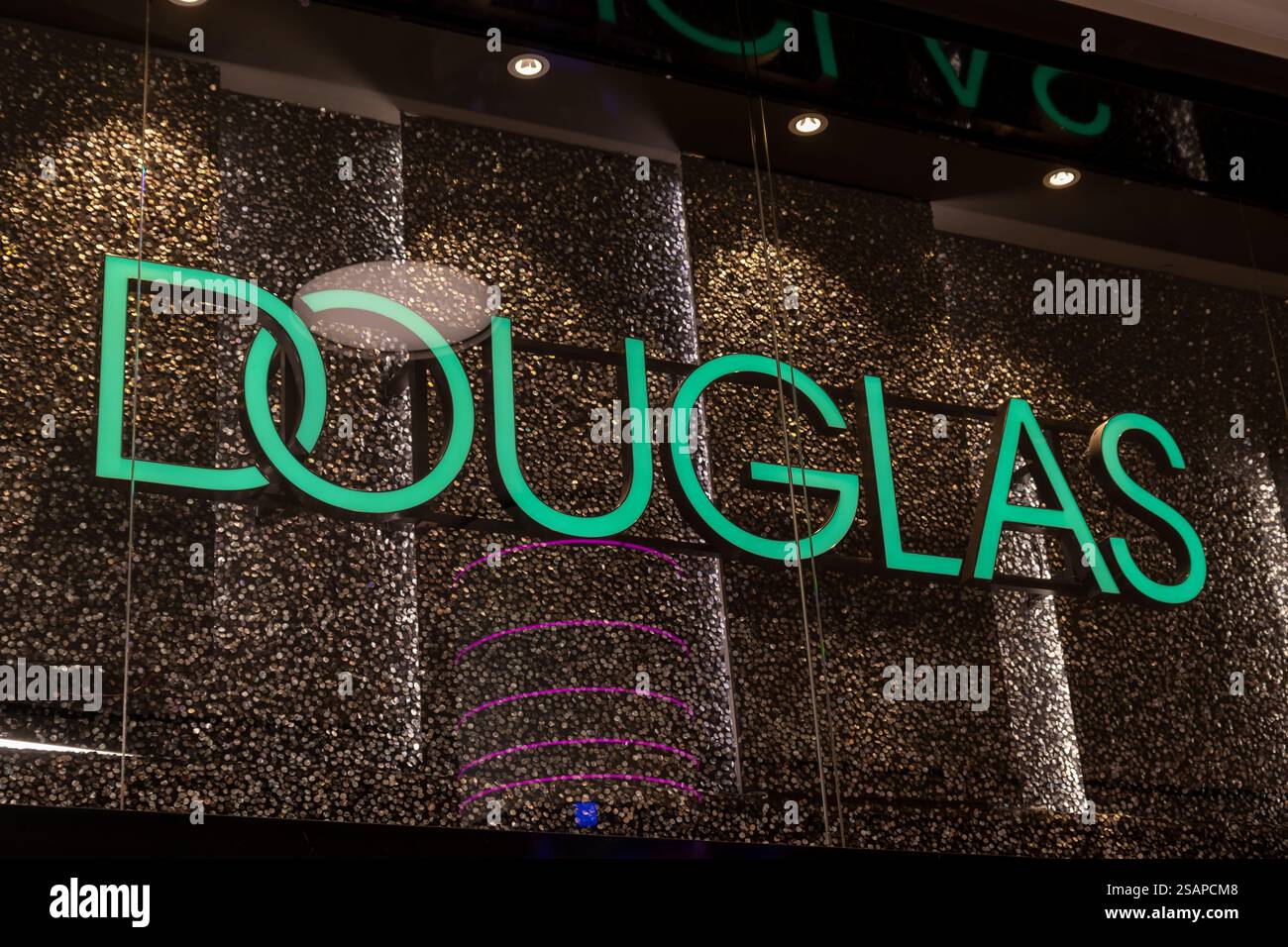 Logo Douglas in negozio, logo illuminato con scintillanti sullo sfondo. Douglas è la più grande gamma di prodotti di bellezza online con consegna 24 ore su 24. Foto Stock