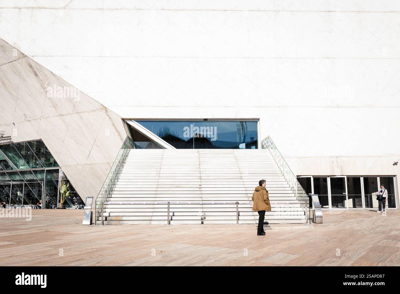 Vista esterna dell'edificio Casa da M'sica (Casa della musica) a Boavista. Diverse vedute della Casa da Música (Casa della musica) a Porto, Portogallo. Progettato dall'olandese Rem Koolhaas, l'edificio, aperto nel 2005, è una delle icone della città di Porto. Foto Stock