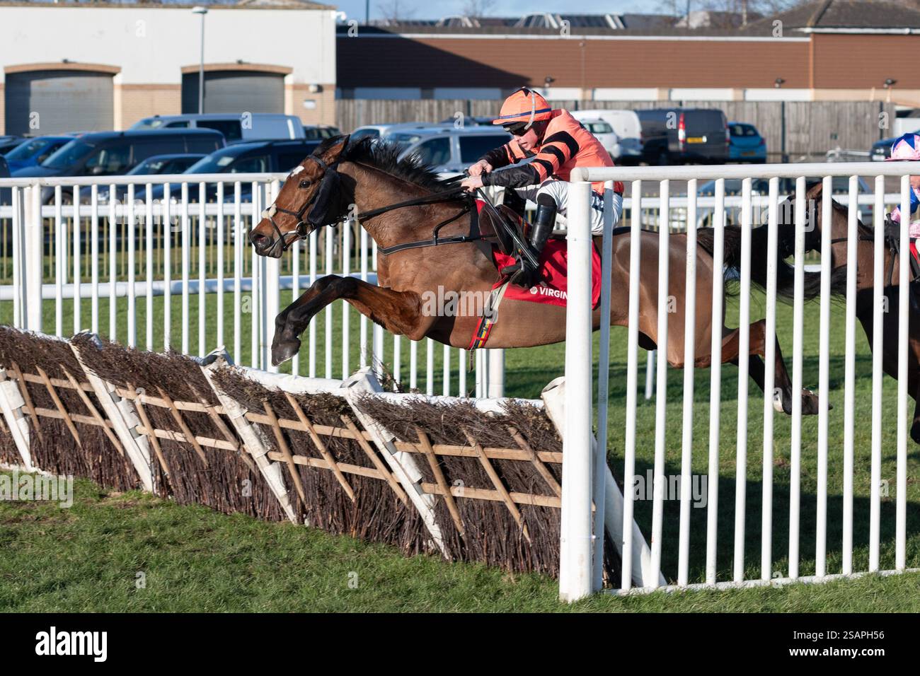 Jetara e James Bowen vincono l'hurdle Virgin Bet Yorkshire Rose Mares ( grado 2 ) per l'addestratore Mrs J. Harrington. Foto Stock