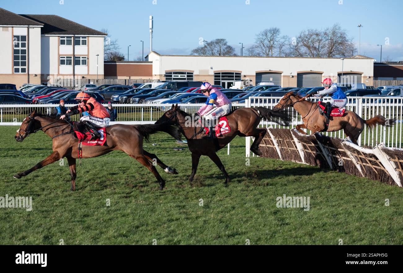 Jetara e James Bowen vincono l'hurdle Virgin Bet Yorkshire Rose Mares ( grado 2 ) per l'addestratore Mrs J. Harrington. Foto Stock