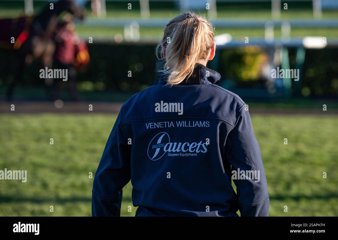 Lo staff della Venetia Williams Racing guarda le corse all'ippodromo di Doncaster. Crediti JTW equine Images / Alamy Foto Stock