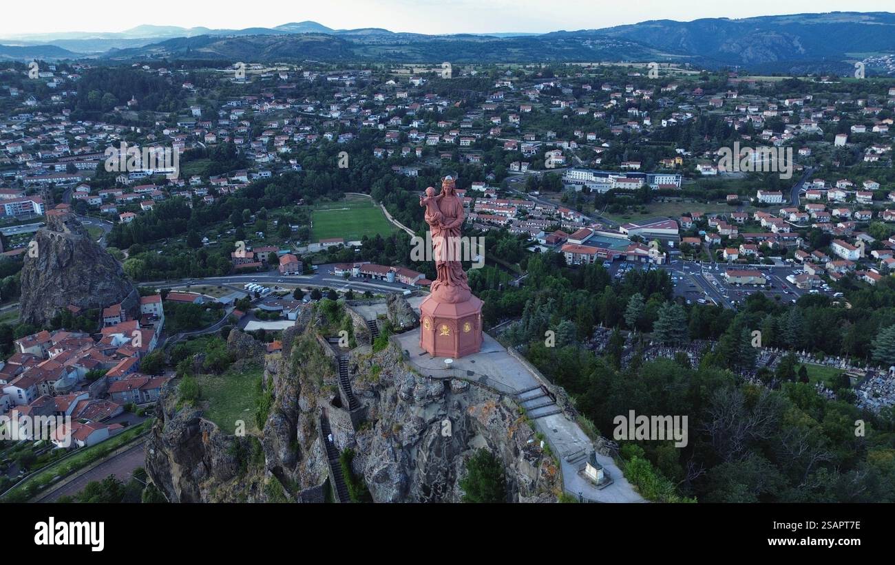 Ripresa aerea con drone della Statua di Notre-Dame de France Le Puy-en-Velay Francia, magnifico monumento colossale in ferro rosso con affascinante roccia vulcanica Foto Stock