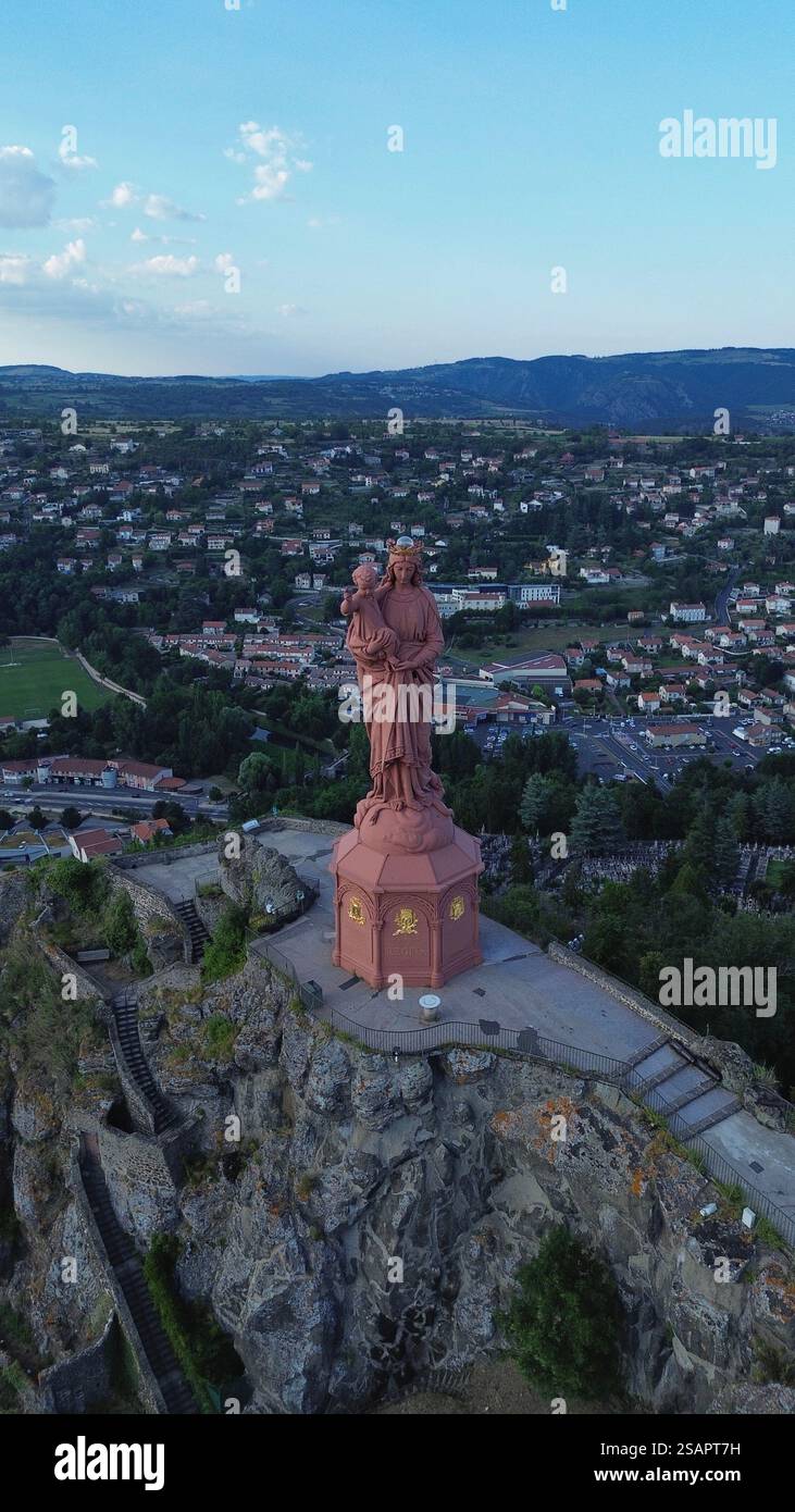 Ripresa aerea con drone della Statua di Notre-Dame de France Le Puy-en-Velay Francia, magnifico monumento colossale in ferro rosso con affascinante roccia vulcanica Foto Stock