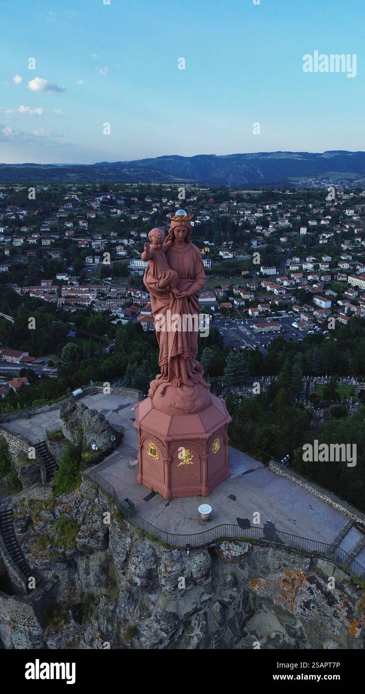 Ripresa aerea con drone della Statua di Notre-Dame de France Le Puy-en-Velay Francia, magnifico monumento colossale in ferro rosso con affascinante roccia vulcanica Foto Stock