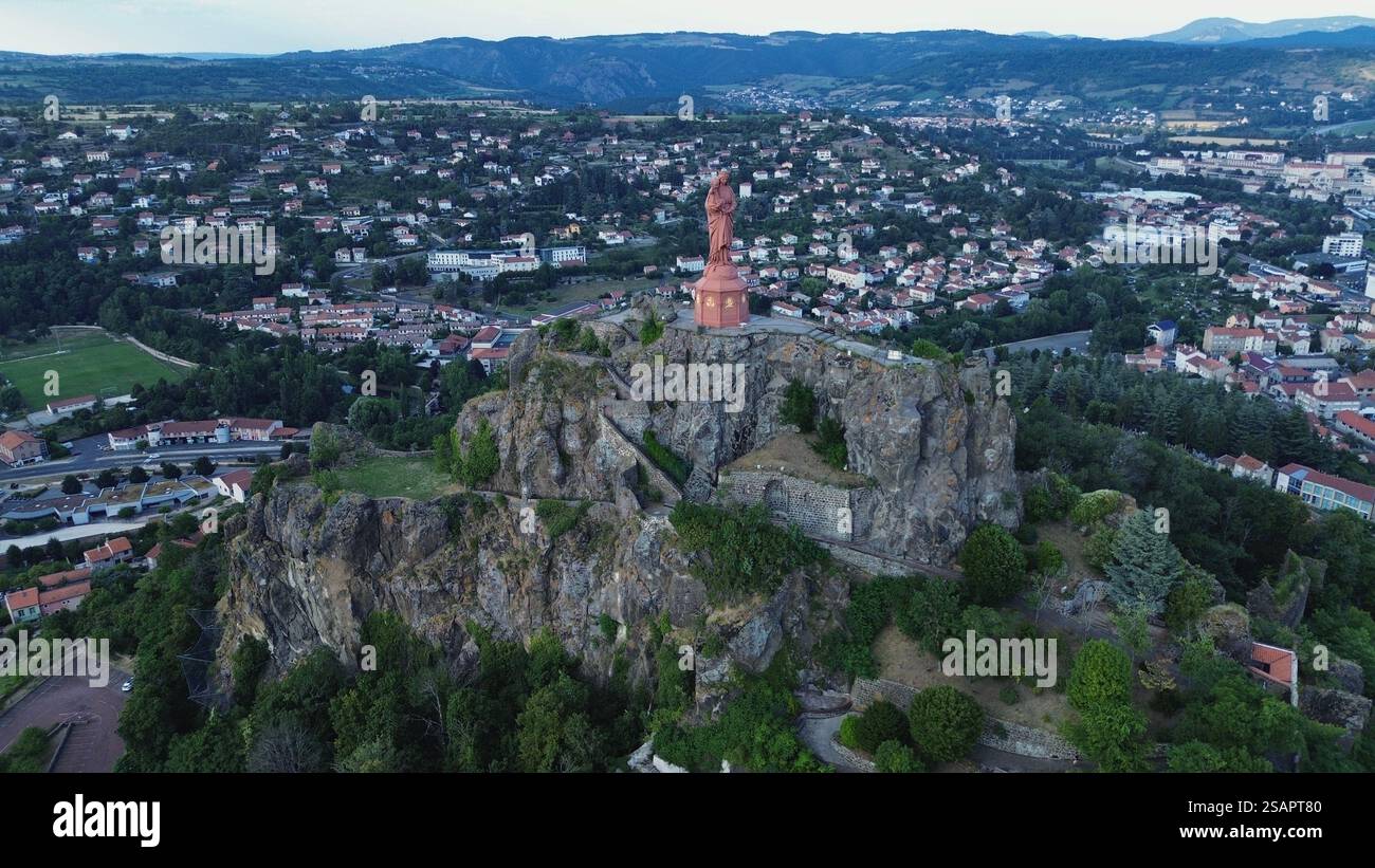 Ripresa aerea con drone della Statua di Notre-Dame de France Le Puy-en-Velay Francia, magnifico monumento colossale in ferro rosso con affascinante roccia vulcanica Foto Stock