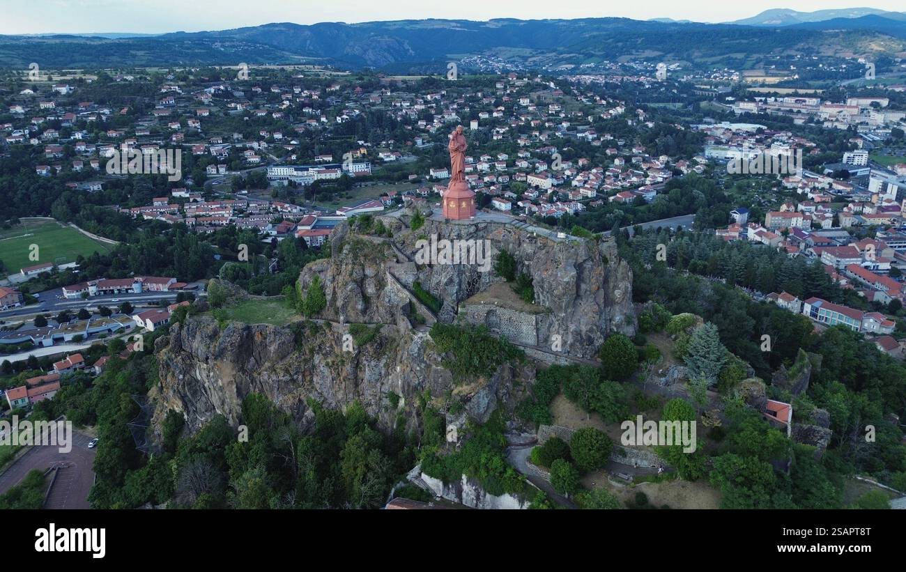 Ripresa aerea con drone della Statua di Notre-Dame de France Le Puy-en-Velay Francia, magnifico monumento colossale in ferro rosso con affascinante roccia vulcanica Foto Stock