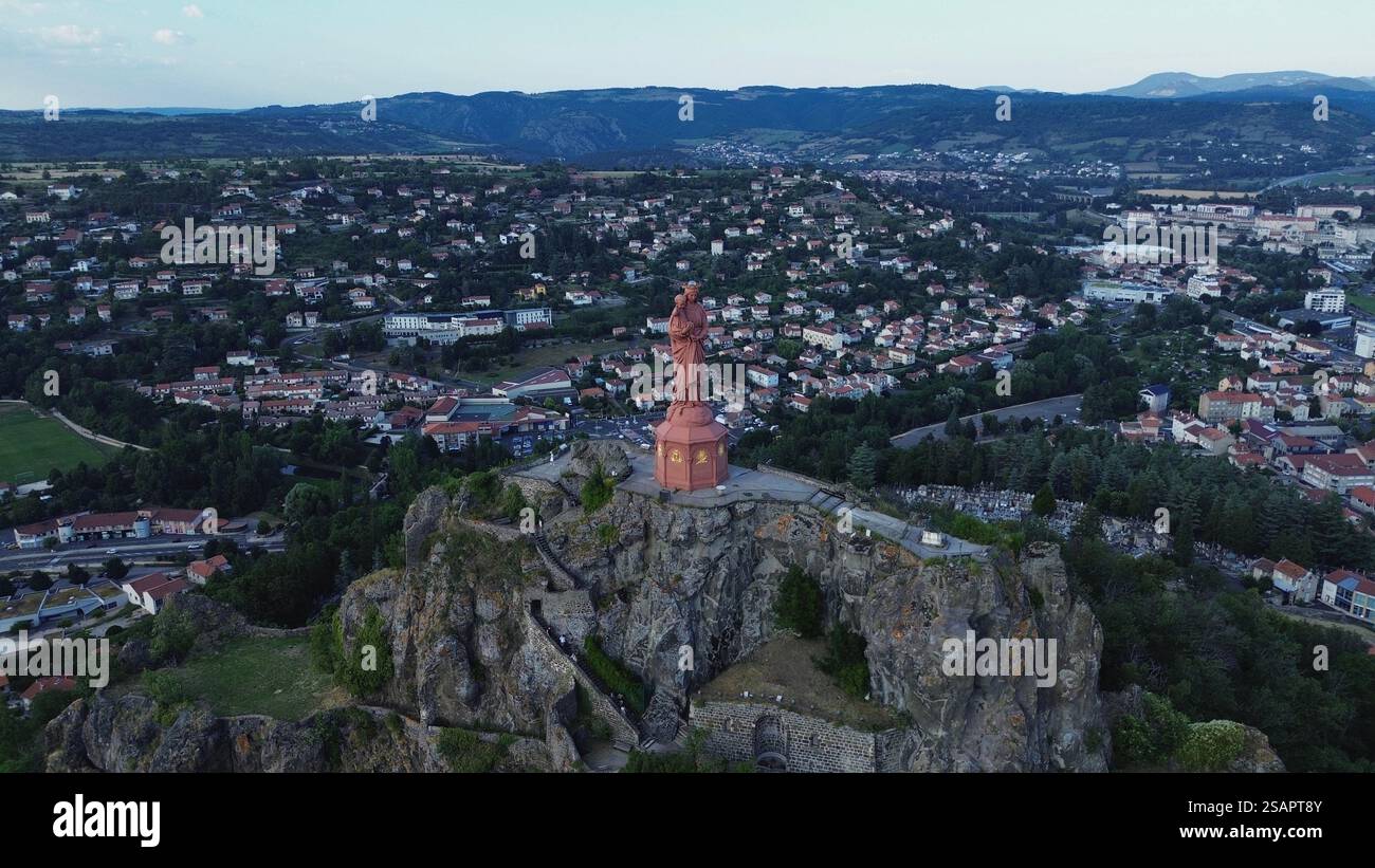 Ripresa aerea con drone della Statua di Notre-Dame de France Le Puy-en-Velay Francia, magnifico monumento colossale in ferro rosso con affascinante roccia vulcanica Foto Stock
