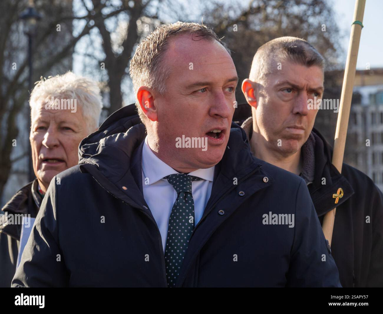Londra, Regno Unito 30 gennaio 2025. Cathal Mallaghan - MP per Mid Ulster. La gente ricorda il 53° anniversario della Bloody Sunday quando i soldati britannici aprirono il fuoco in una marcia pacifica di protesta a Derry contro l'internamento senza processo, uccidendo 26 civili disarmati. La veglia nella piazza del Parlamento organizzata dal Comitato Terence MacSwiney ha chiesto giustizia. Intervenuti, tra cui diversi parlamentari, hanno collegato l'uccisione con altri conflitti causati dall'imperialismo britannico, tra cui l'attuale genocidio in Palestina, esprimendo sostegno al popolo palestinese. Peter Marshall/Alamy Live News Foto Stock