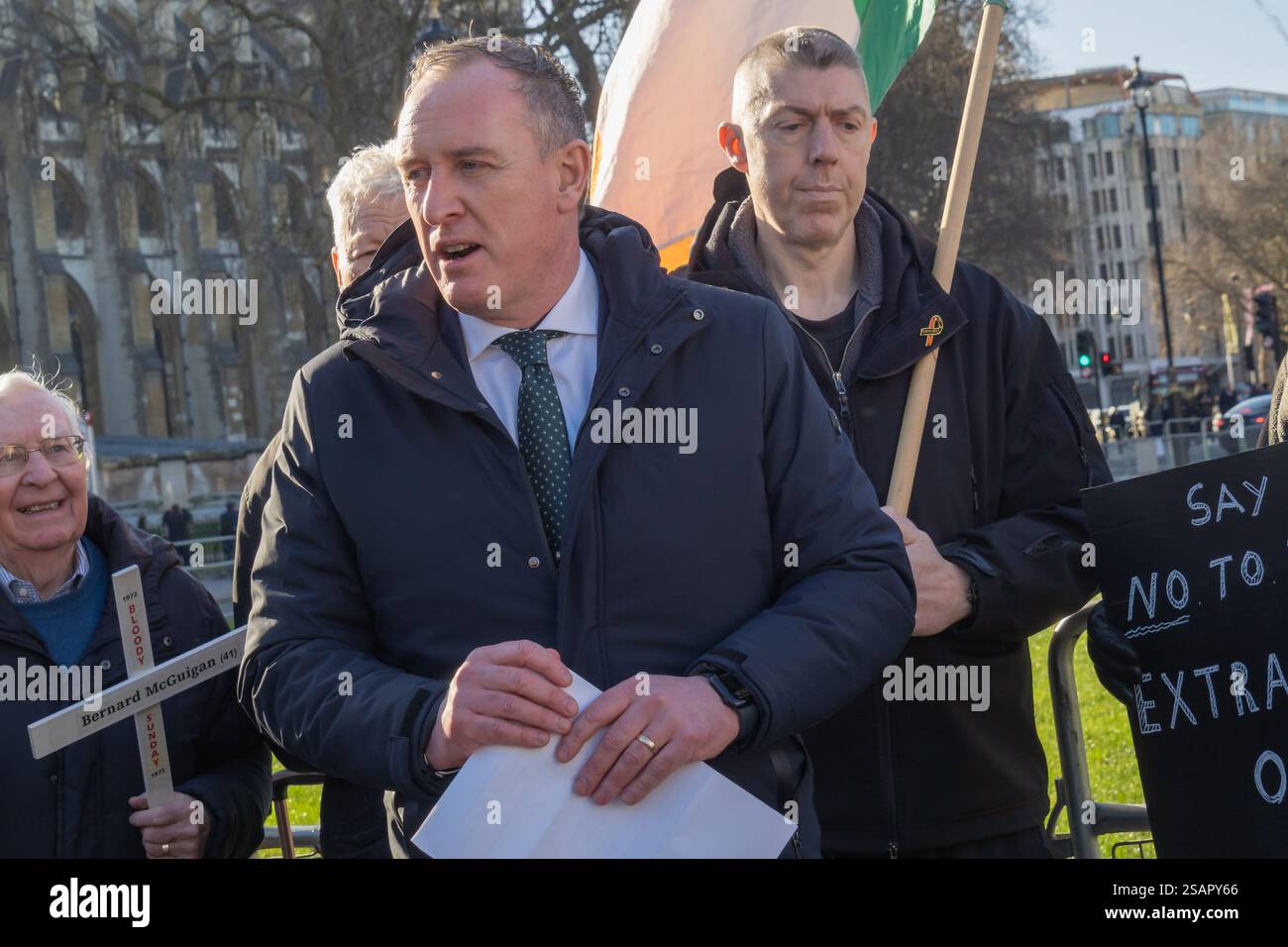 Londra, Regno Unito 30 gennaio 2025. Cathal Mallaghan - MP per Mid Ulster. La gente ricorda il 53° anniversario della Bloody Sunday quando i soldati britannici aprirono il fuoco in una marcia pacifica di protesta a Derry contro l'internamento senza processo, uccidendo 26 civili disarmati. La veglia nella piazza del Parlamento organizzata dal Comitato Terence MacSwiney ha chiesto giustizia. Intervenuti, tra cui diversi parlamentari, hanno collegato l'uccisione con altri conflitti causati dall'imperialismo britannico, tra cui l'attuale genocidio in Palestina, esprimendo sostegno al popolo palestinese. Peter Marshall/Alamy Live News Foto Stock