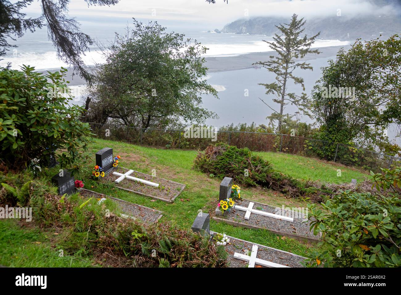Klamath, California - Un piccolo cimitero nella riserva Yurok appena sopra il fiume Klamath, nell'Oceano Pacifico. Foto Stock