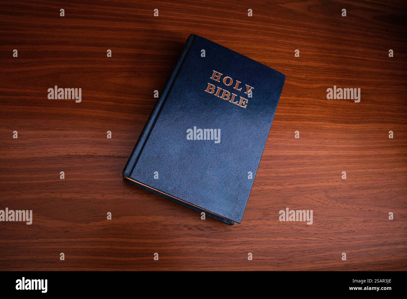 Vista dall'alto del libro della Sacra Bibbia Foto Stock