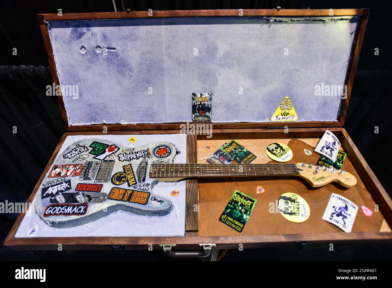 Una chitarra con rivestimento in denim in mostra al NAMM Show del 2025 ad Anaheim, California. Foto Stock