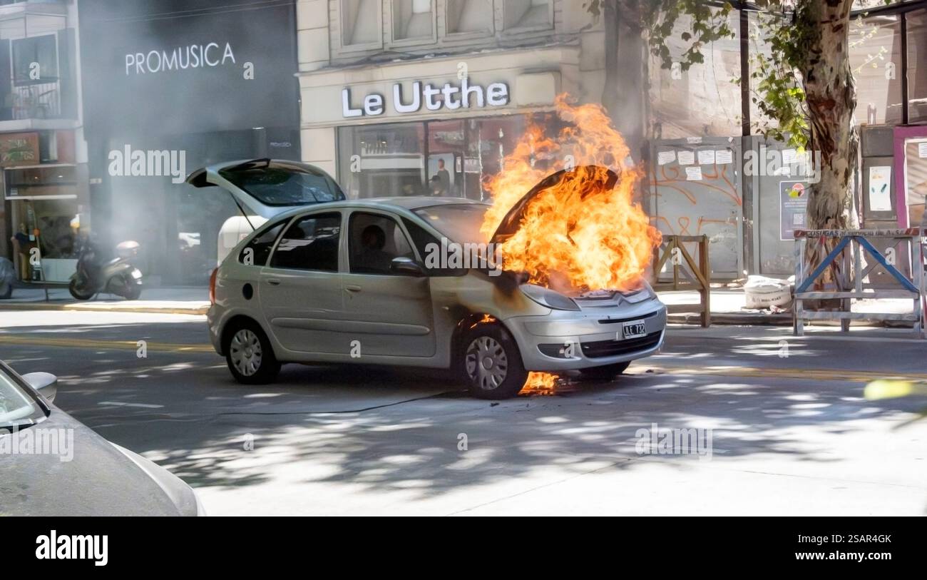 Auto in fiamme Buenos Aires, Argentina Foto Stock