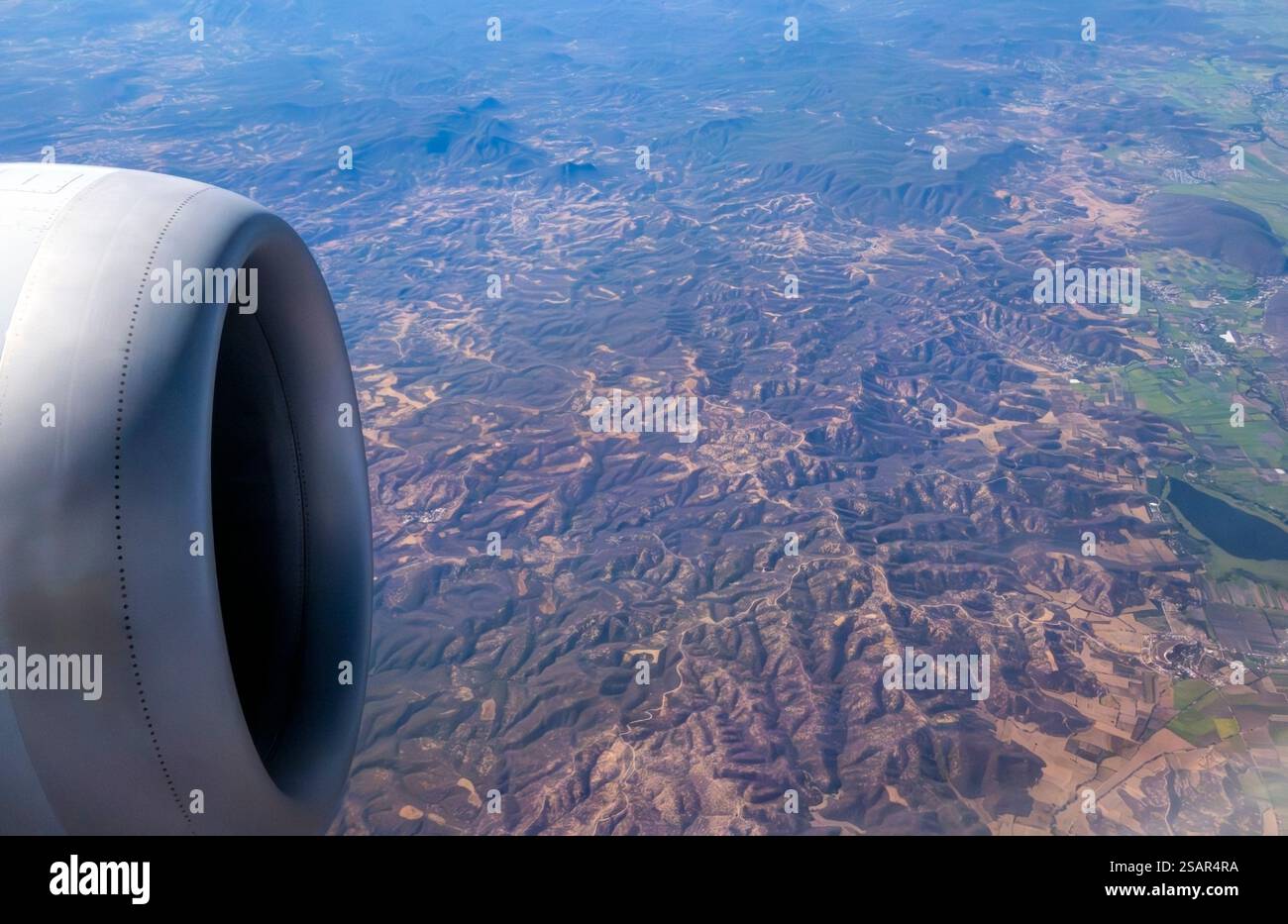 Motore visto dalla finestra dell'aereo sulle montagne della Sierra madre in Messico Foto Stock